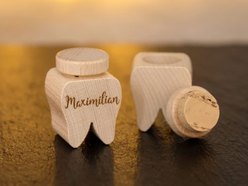 Zahndose aus Holz mit Gravur