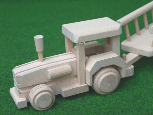 Traktor mit Anhänger aus Holz - nachhaltig spielen mit Holz